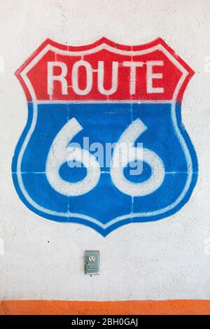 Gros plan de l'écusson rouge et bleu route 66 peint sur un mur en plâtre blanc Banque D'Images