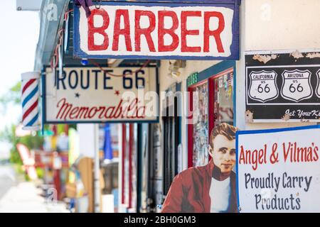 Gros plan sur un magasin de coiffure emblématique de bord de route à Seligman, sur la route 66 Banque D'Images