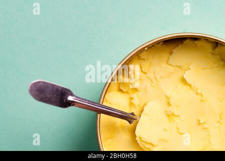 Grand bol avec crème glacée naturelle bio au citron ou à la mangue, fraîchement préparée maison, de couleur jaune clair comme fond de nourriture. Vue de dessus. Banque D'Images