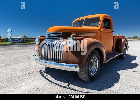 Gros plan grand angle d'un pick-up orange emblématique avec pare-chocs chromés et calandre sous un ciel bleu d'été Banque D'Images