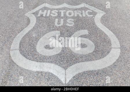 Gros plan symétrique d'un emblématique badge blanc historique route 66 peint sur l'asphalte Banque D'Images