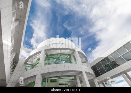Vue panoramique de la rotonde centrale du Getty Center, vue de l'extérieur, sous un ciel bleu avec des nuages boursouflés Banque D'Images