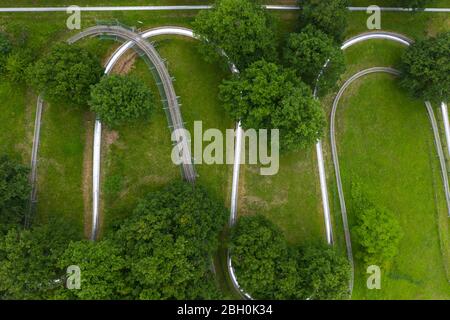 Vue aérienne de l'été bob Track dans une belle nature avec des montagnes vertes à Visegrad, Hongrie, Europe. Banque D'Images