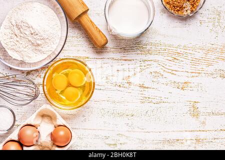 Produits de boulangerie - farine, œufs, lait. Vue de dessus, espace de copie. Banque D'Images