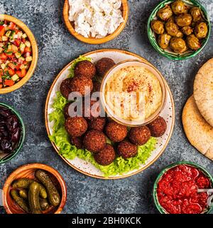 Le Falafel est un plat traditionnel de cuisine israélienne et du Moyen-Orient, avec vue sur le dessus. Banque D'Images