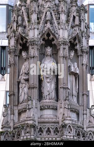 Détail de la réplique victorienne de la Croix de Charing du XIIIe siècle érigée par Edward Ier comme un mémorial à Eleanor de Castille, montrant 3 des 8 statues Banque D'Images