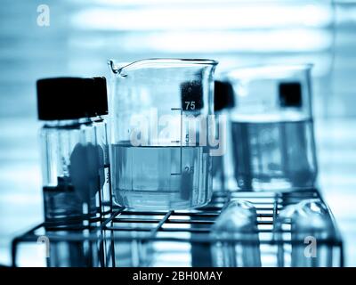 produits chimiques contenant des articles de verrerie de laboratoire, concept de recherche et développement de laboratoire Banque D'Images