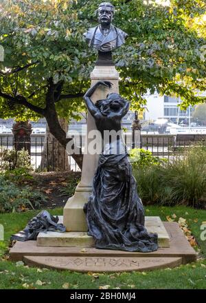 W S Gilbert (1836-1911) statue, Queen Victoria Embankment Gardens, Londres, poète avec Sir Arthur Sullivan écrit des opéras pour d'oyly carte Banque D'Images