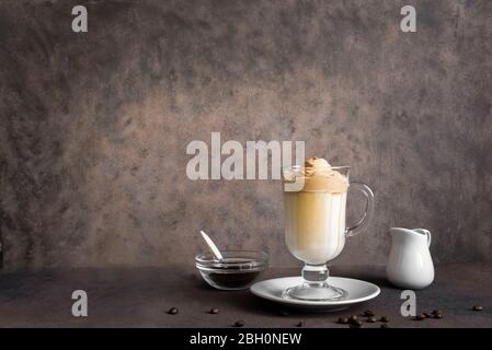 Café Dalgona. Recette coréenne tendance de café fouetté, de latte inversée ou de café dalgona maison, espace de copie. Banque D'Images