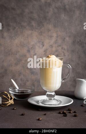 Café Dalgona. Recette coréenne tendance de café fouetté, de latte inversée ou de café dalgona maison, espace de copie. Banque D'Images