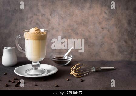 Café Dalgona. Recette coréenne tendance de café fouetté, de latte inversée ou de café dalgona maison, espace de copie. Banque D'Images
