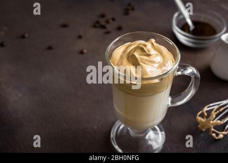 Café Dalgona. Recette coréenne tendance de café fouetté, de latte inversée ou de café dalgona maison, gros plan, espace de copie. Banque D'Images