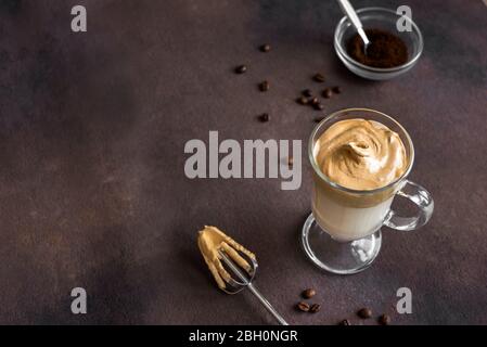 Café Dalgona. Recette coréenne tendance de café fouetté, de latte inversée ou de café de dingona maison avec wisk, espace de copie. Banque D'Images