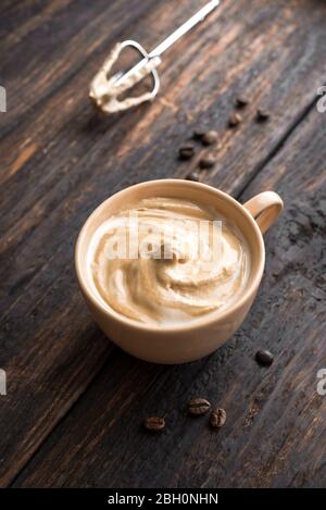 Café Dalgona. Recette coréenne tendance de café fouetté, de latte inversée ou de café dalgona maison sur bois, espace copie. Banque D'Images