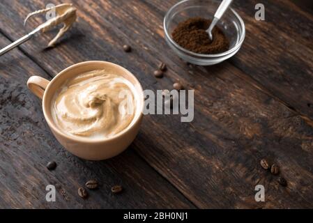 Café Dalgona. Recette coréenne tendance de café fouetté, de latte inversée ou de café dalgona maison sur bois, espace copie. Banque D'Images