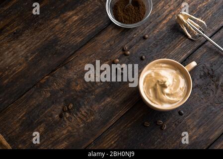 Café Dalgona. Recette coréenne tendance de café fouetté, de latte inversée ou de café dalgona maison sur bois, espace copie. Banque D'Images