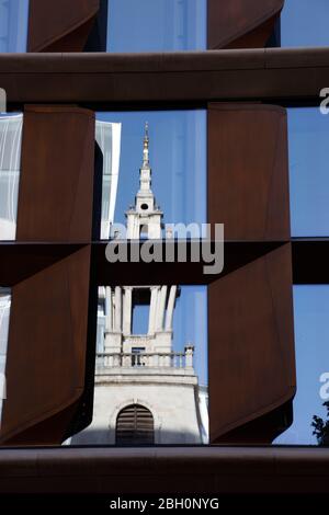 St Stephen Walbrook chruch se reflète dans le verre du Bloomberg Building, City of London, Royaume-Uni Banque D'Images