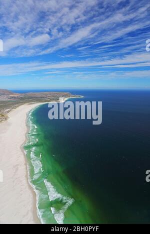 Vue aérienne de la plage de Noordhoek avec Kommetjie en arrière-plan Banque D'Images