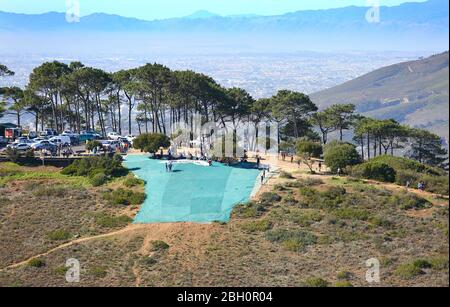 Vue aérienne du patin de lancement du parapente sur le Lions Head avec Table Mountain en arrière-plan Banque D'Images