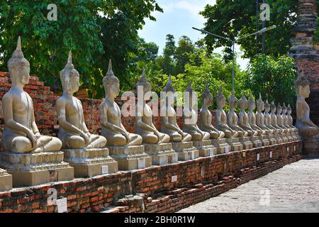 Statues de Bouddha dans le temple ancien connu sous le nom de Wat Yai Chai Mongkhon, d'Ayutthaya, Thaïlande. Banque D'Images