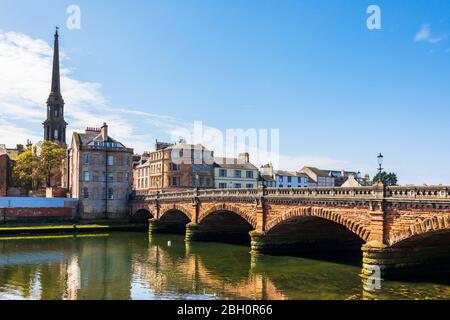 New Bridge, Ayr en face de la rivière Ayr au port d'Ayr, avec vue au sud de la spire de l'hôtel de ville d'Ayr, Ayr, sud Ayrshire, Écosse, Royaume-Uni Banque D'Images