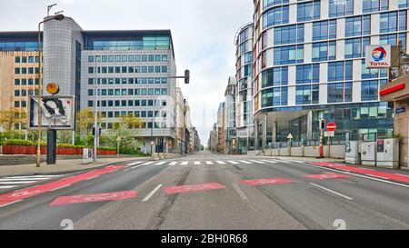 Bruxelles, Belgique - 19 avril 2020: Rue Belliard sans personne pendant la période de confinement. Banque D'Images