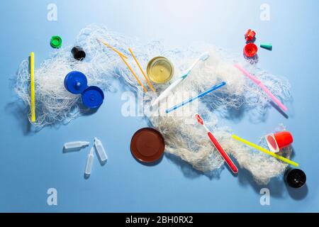 Assortiment d'ordures en plastique obsolètes sur fond coloré Banque D'Images