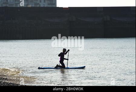 Brighton UK 23 avril 2020 - un bateau à aubes par Brighton Marina sur une belle journée chaude ensoleillée pendant les restrictions de verrouillage pendant la crise pandémique de Coronavirus COVID-19 . Les températures devraient atteindre 25 degrés dans certaines régions du Sud-est aujourd'hui . Crédit: Simon Dack / Alay Live News Banque D'Images