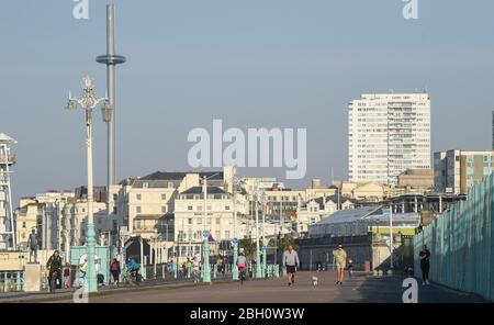 Brighton UK 23 avril 2020 - les gens qui font de l'exercice le long de Madeira Drive Brighton qui est fermé à la circulation sur une belle journée chaude ensoleillée pendant les restrictions de verrouillage pendant la crise pandémique de Coronavirus COVID-19 . Les températures devraient atteindre 25 degrés dans certaines régions du Sud-est aujourd'hui . Crédit: Simon Dack / Alay Live News Banque D'Images