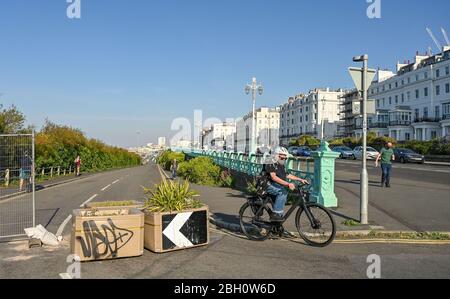 Brighton UK 23 avril 2020 - les personnes qui prennent l'exercice à Dukes Mound qui est fermé à la circulation sur une belle journée chaude ensoleillée pendant les restrictions de verrouillage pendant la crise pandémique de Coronavirus COVID-19 . Les températures devraient atteindre 25 degrés dans certaines régions du Sud-est aujourd'hui . Crédit: Simon Dack / Alay Live News Banque D'Images