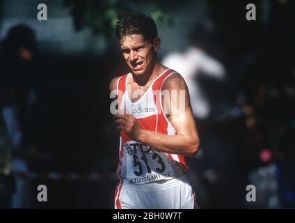 L'ancien marcheur Hartwig GAUDER est mort à l'âge de 65 ans. Photo d'archive: Athletics: Hartwig GAUDER, Allemagne, médaillée d'or olympique en 1980, ici aux Championnats du monde d'athlétisme de Stuttgart en 1993, 50 km à pied, a mis fin à sa carrière, action, | usage dans le monde entier Banque D'Images