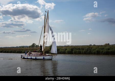 Yacht traditionnel sur le Norfolk Broads croisière de loisir sur la rivière Banque D'Images