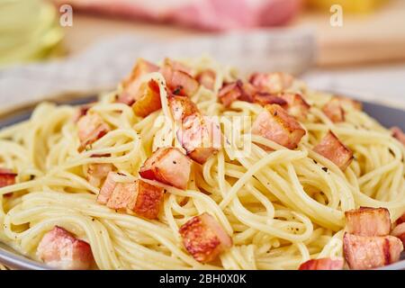 Gros plan sur les pâtes carbonara. Spaghetti à la pancetta, aux œufs, au parmesan Banque D'Images