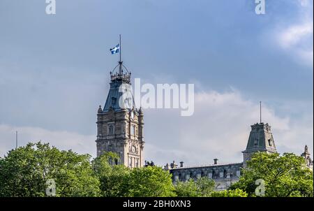 Vue sur les tours de style architectural du deuxième Empire de l'édifice du Parlement au sommet de la colline du Parlement à Québec, Québec, Canada Banque D'Images