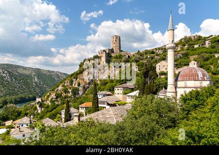 Vue sur le village de Pocitelj avec sa mosquée et ses maisons traditionnelles en Bosnie-Herzégovine Banque D'Images