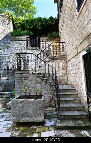 Anciens escaliers dans la vieille ville de Kotor, au Monténégro Banque D'Images