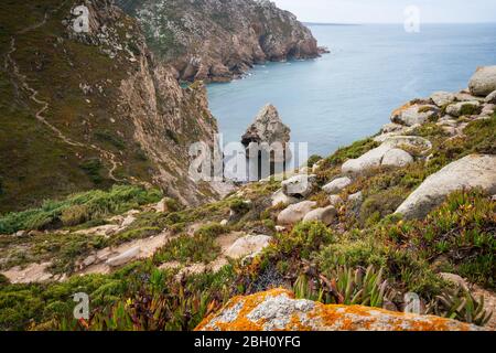 Destination de voyage Cabo da Roca située à Sintra, Portugal. Plage rocheuse cachée entourée de falaises et de l'océan Atlantique Banque D'Images