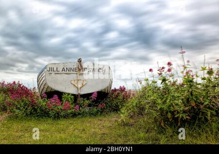 De vieux bateaux de pêche se sont enlisés sous un ciel nuageux et spectaculaire à Aldborough, dans le Suffolk. Jill Anne Banque D'Images