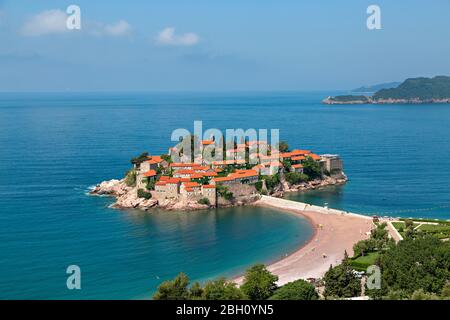 Vue sur la péninsule de Sveti Stefan sur la mer Adriatique à Budva, au Monténégro Banque D'Images