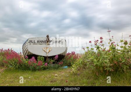 De vieux bateaux de pêche se sont enlisés sous un ciel nuageux et spectaculaire à Aldborough, dans le Suffolk. Jill Anne Banque D'Images