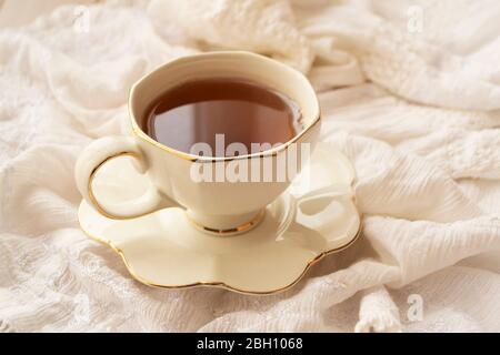 Tasse à thé antique sur fond blanc, mornong image élégante Banque D'Images