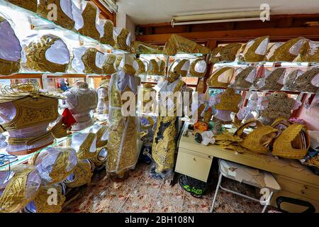 Boutique vendant des vêtements traditionnels dans la vieille ville de Gjakova, Kosovo Banque D'Images