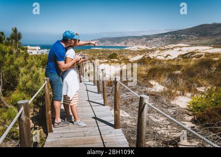 Un couple de touristes bénéficiant d'une vue sur la plage de Praia do Guincho. Cascais, Portugal Banque D'Images