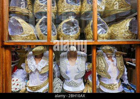 Boutique vendant des vêtements traditionnels dans la vieille ville de Gjakova, Kosovo Banque D'Images