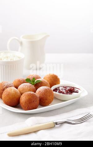 Le petit déjeuner est magnifique. Le fromage cottage fait des beignets sur fond clair. Banque D'Images