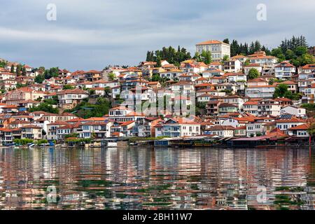 Maisons traditionnelles dans la vieille ville d'Ohrid avec leurs réflexions dans le lac Ohrid, Macédoine Banque D'Images