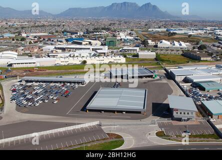 Photo aérienne de l'espace de stockage de location de voitures à l'aéroport international du Cap Banque D'Images