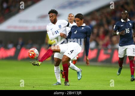 LONDRES, ANGLETERRE - Raphael Varane de Franckw bat Raheem Sterling d'Angleterre pour le match amical international entre l'Angleterre et la France au stade Wembley, mardi 17 novembre 2015. (Crédit Ryan Dinham | Nouvelles MI) Banque D'Images