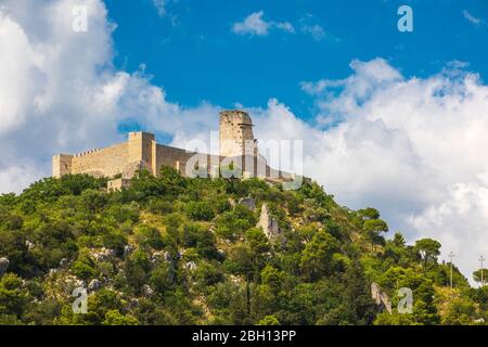 Forteresse Rocca Janula. Cassino, Italie. Château des siècles. La Rocca Janola était pendant des siècles le centre militaire de la seigneurie du pays de San Benede Banque D'Images