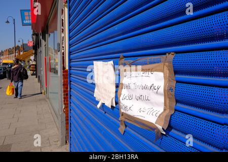 Les entreprises ont fermé leurs portes en raison du Coronavrus qui affiche des panneaux dans la rue principale locale du sud de Londres, en Angleterre Banque D'Images